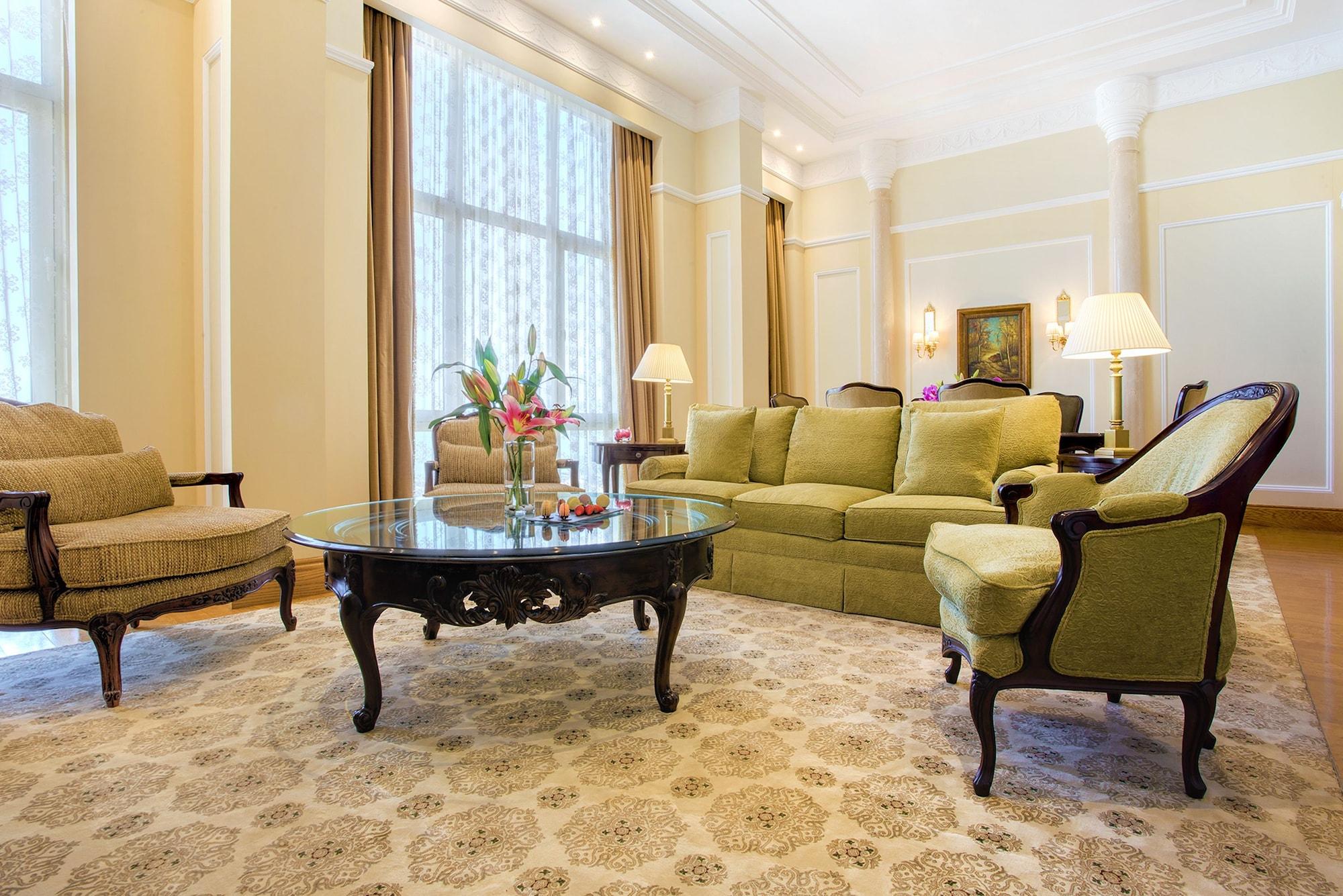 כוויית The Regency Hotel Kuwait מראה חיצוני תמונה A living room in a hotel suite