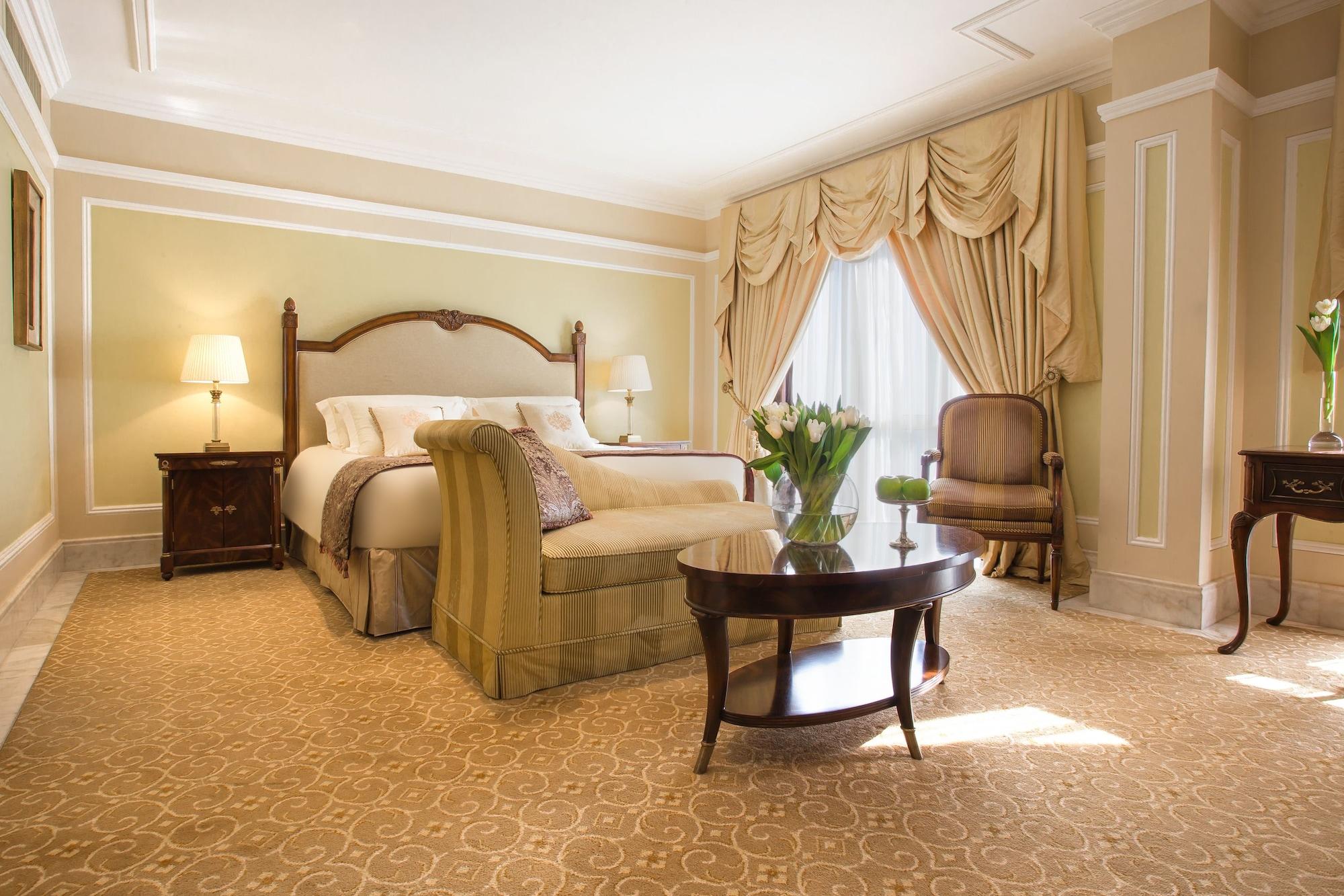 כוויית The Regency Hotel Kuwait מראה חיצוני תמונה A bedroom at the Ritz-Carlton, Boston