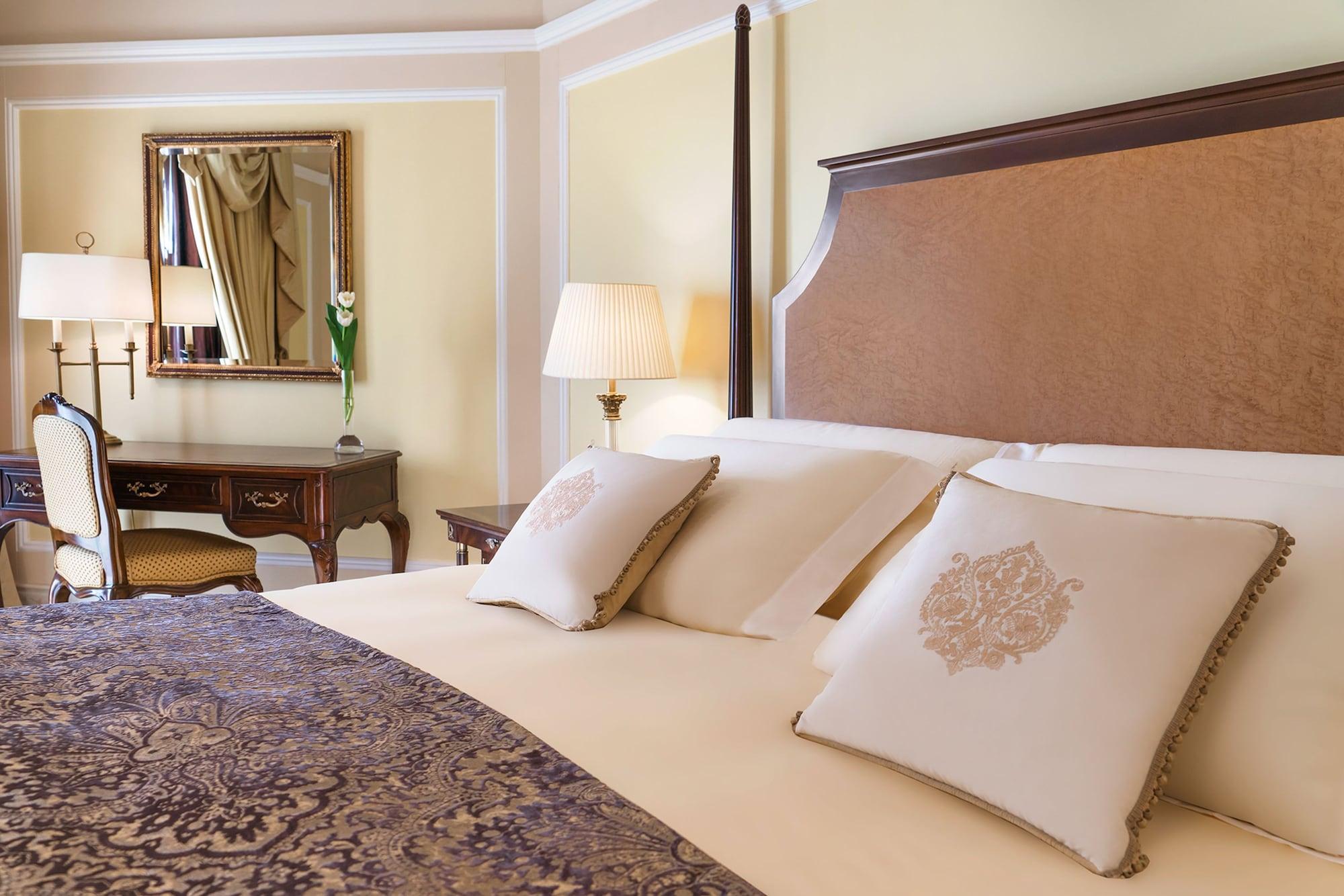 כוויית The Regency Hotel Kuwait מראה חיצוני תמונה A bedroom at the Four Seasons Hotel